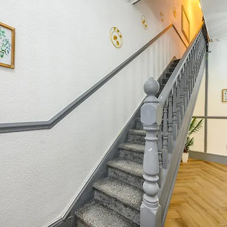 *rg7h*for Your Relaxed & Cosy Free Parking Leeds (West Yorkshire)